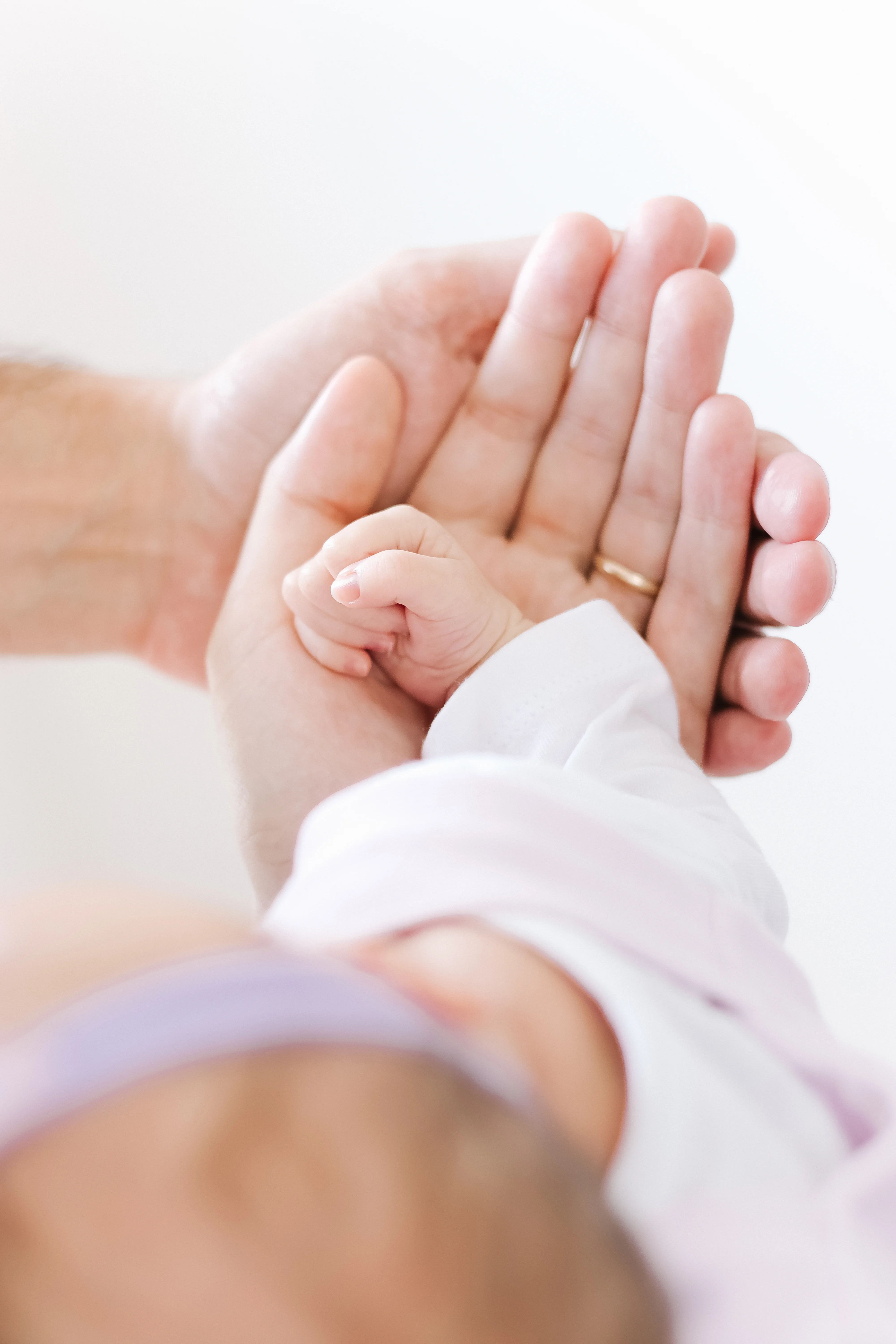 Mãos família com bebê