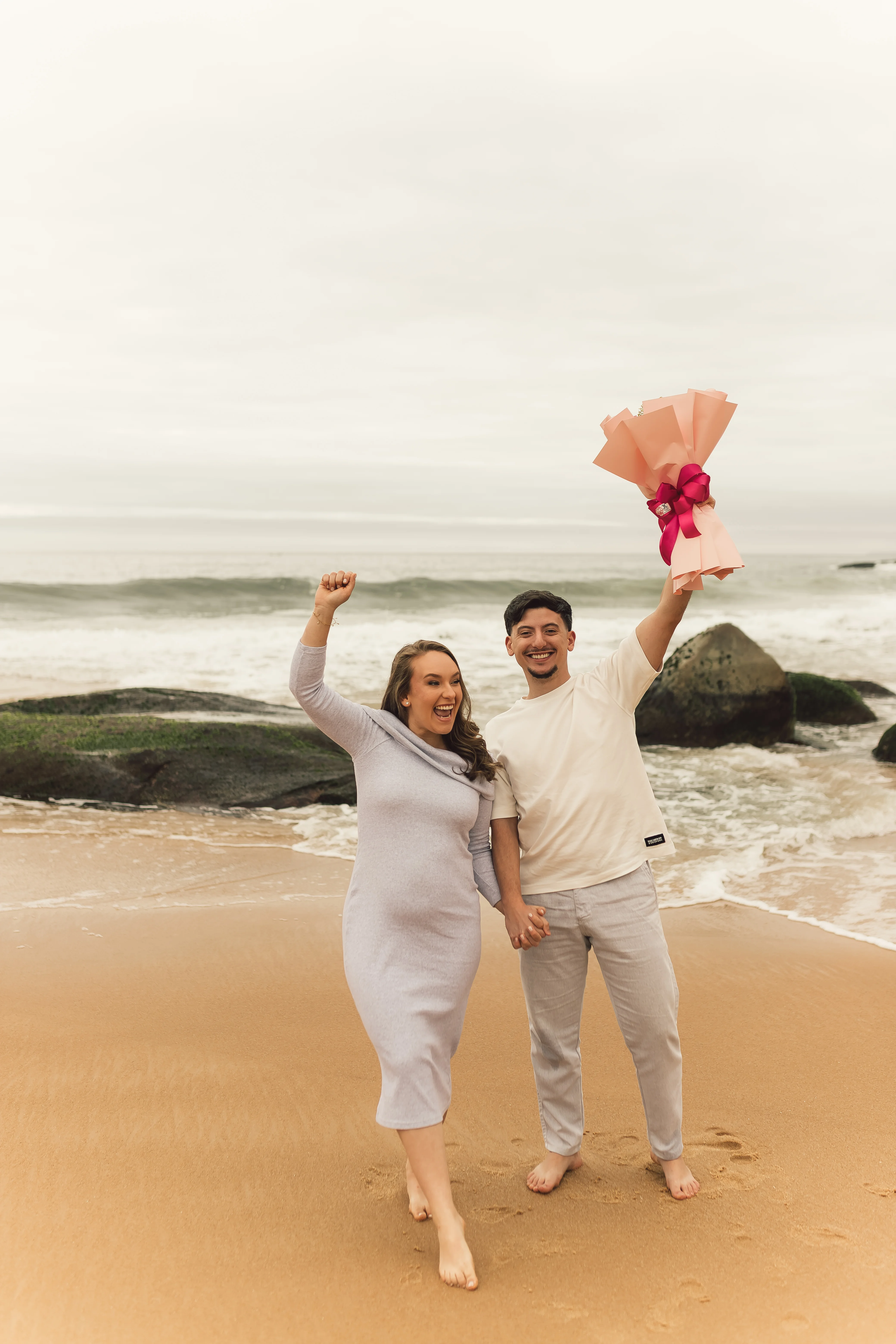 Casal comemorando a revelação na praia