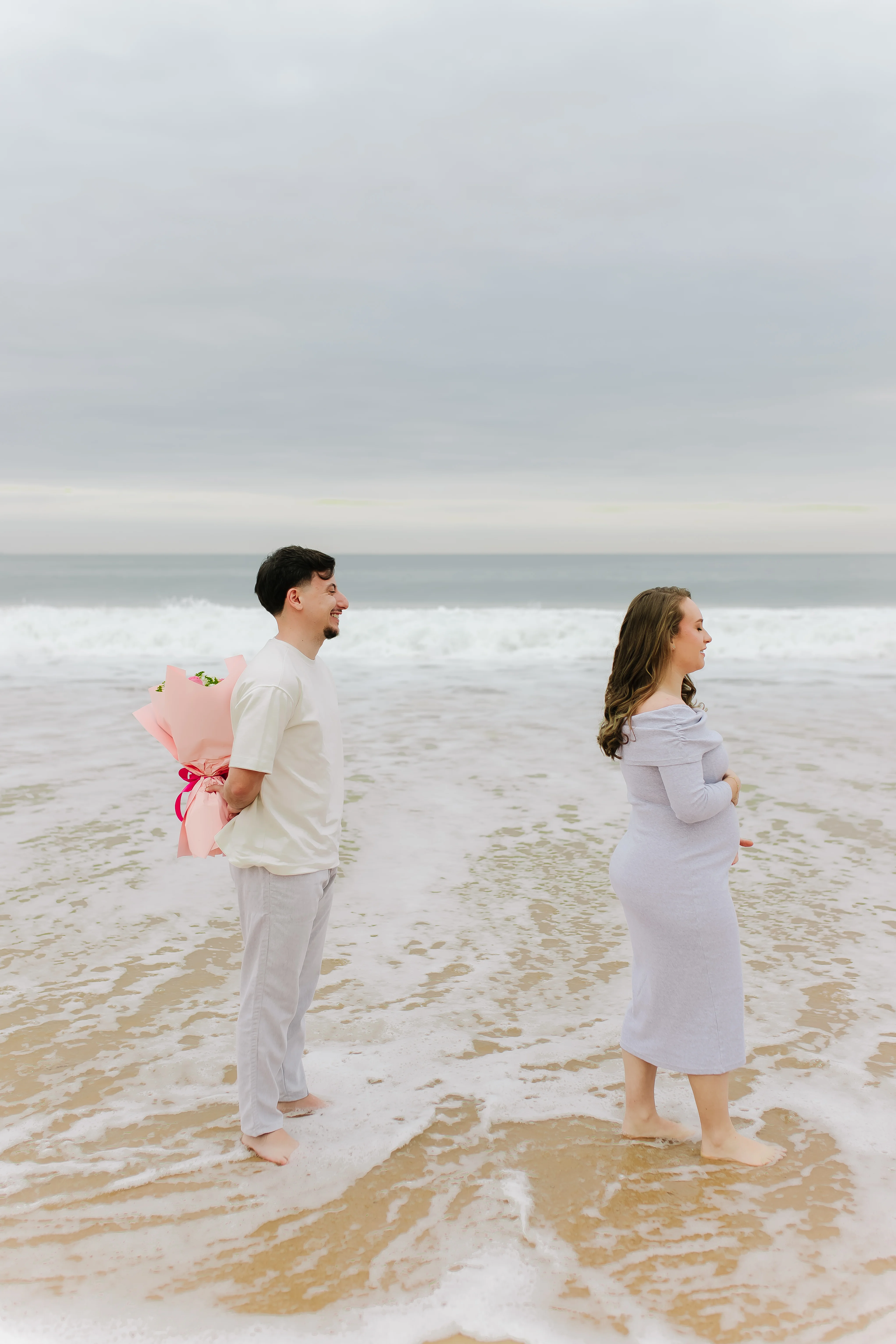 Casal na beira do mar antes da revelação