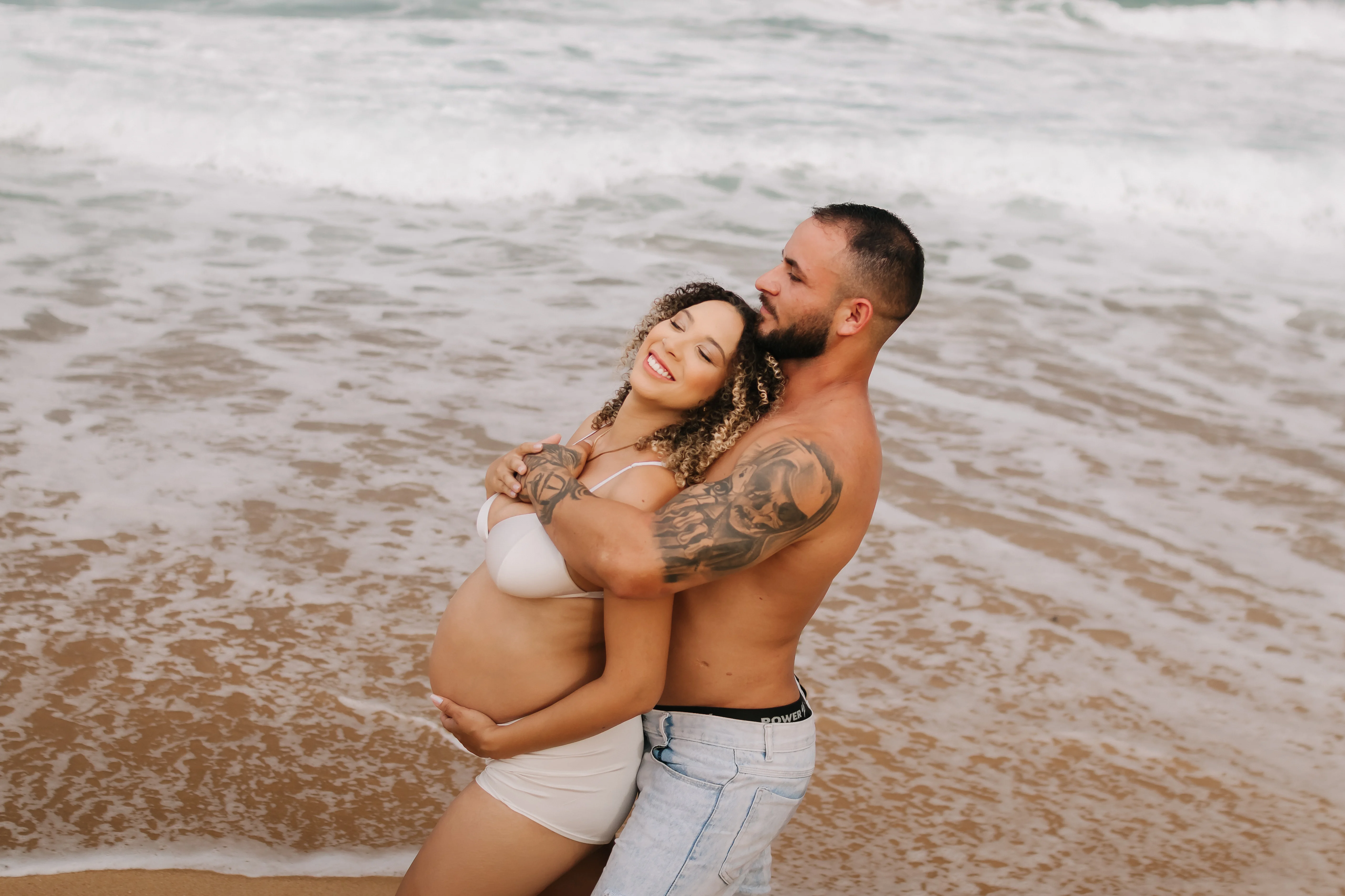 Casal gestante no mar