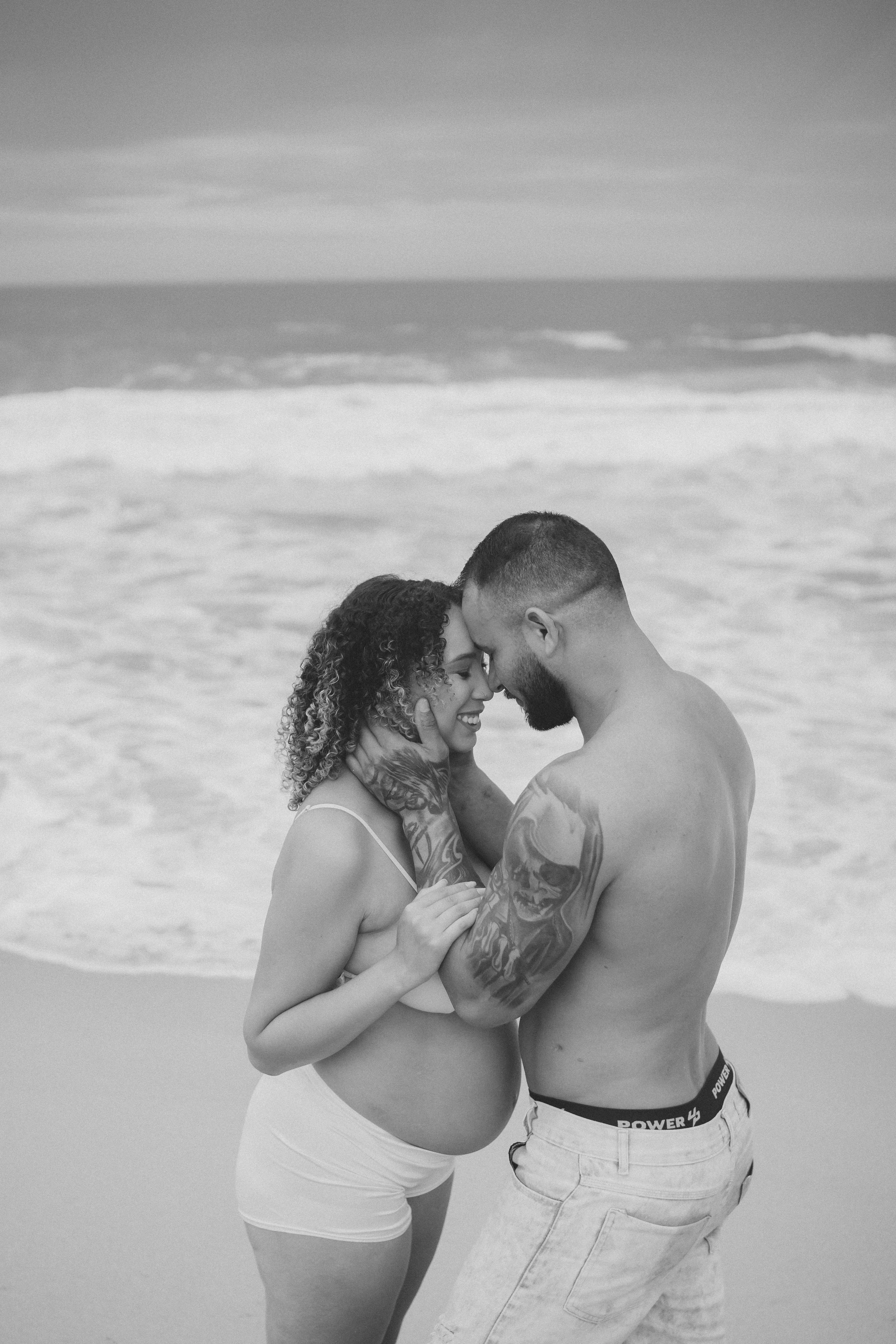 Casal gestante em P&B