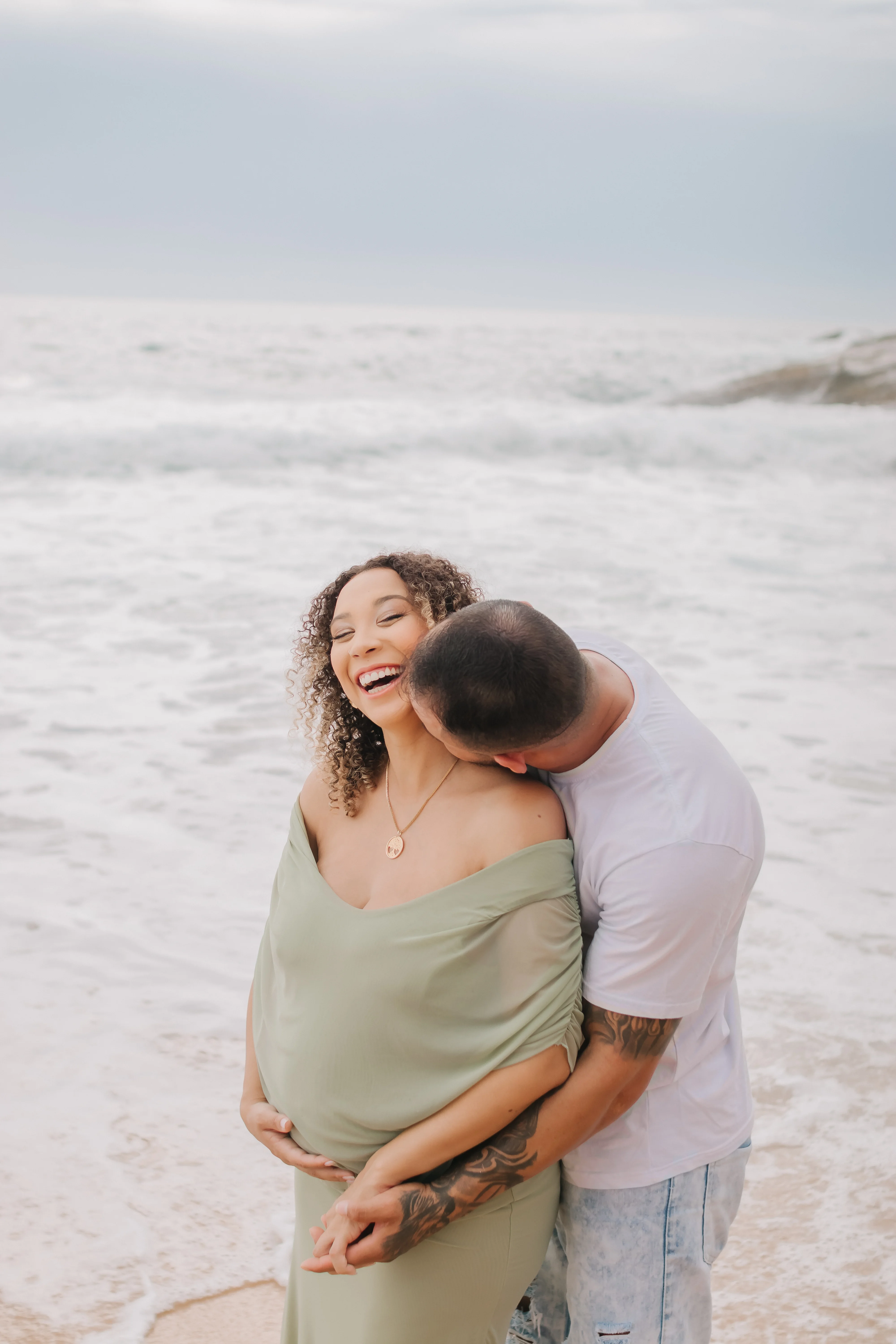 Casal gestante rindo