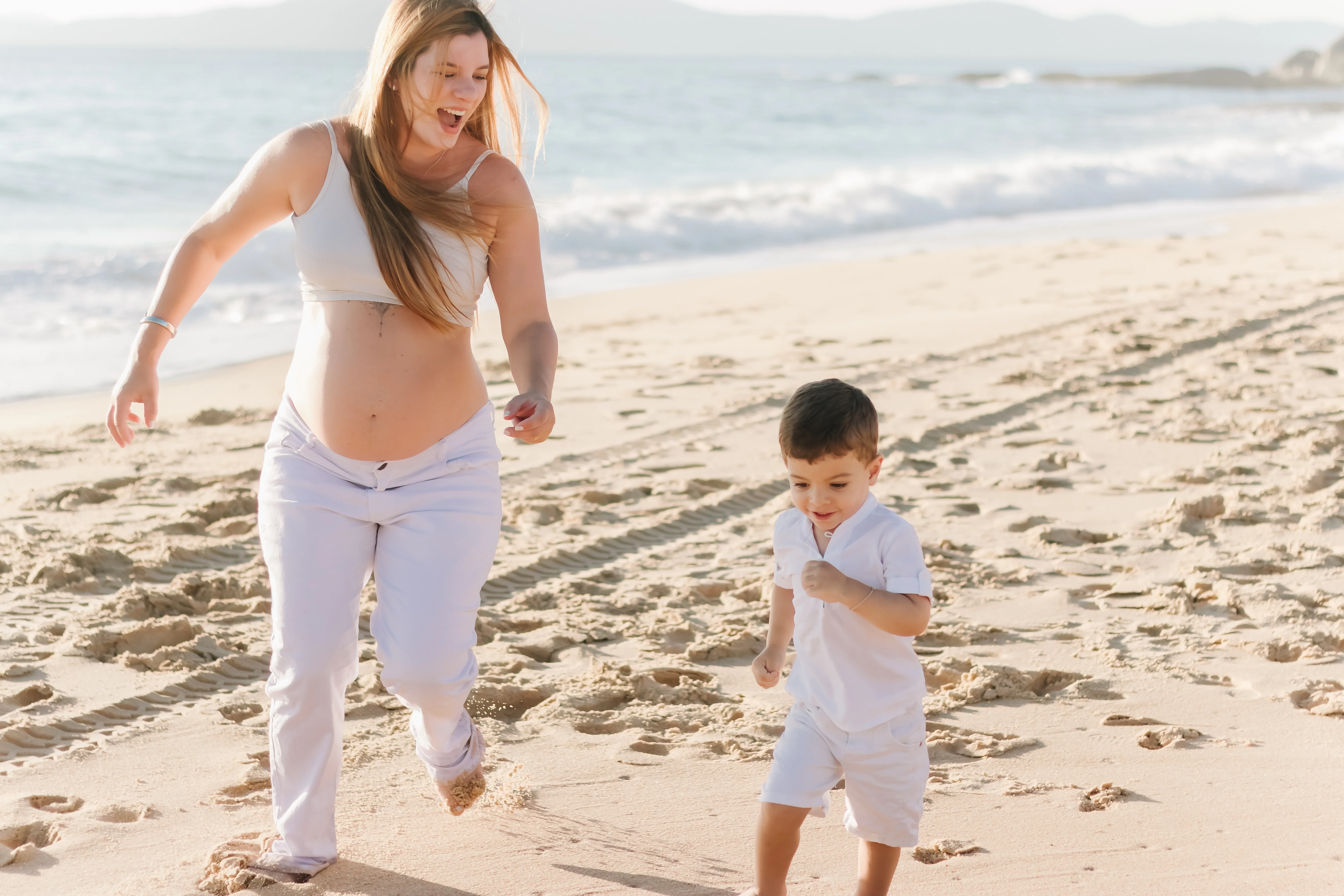 Gestante correndo com filho