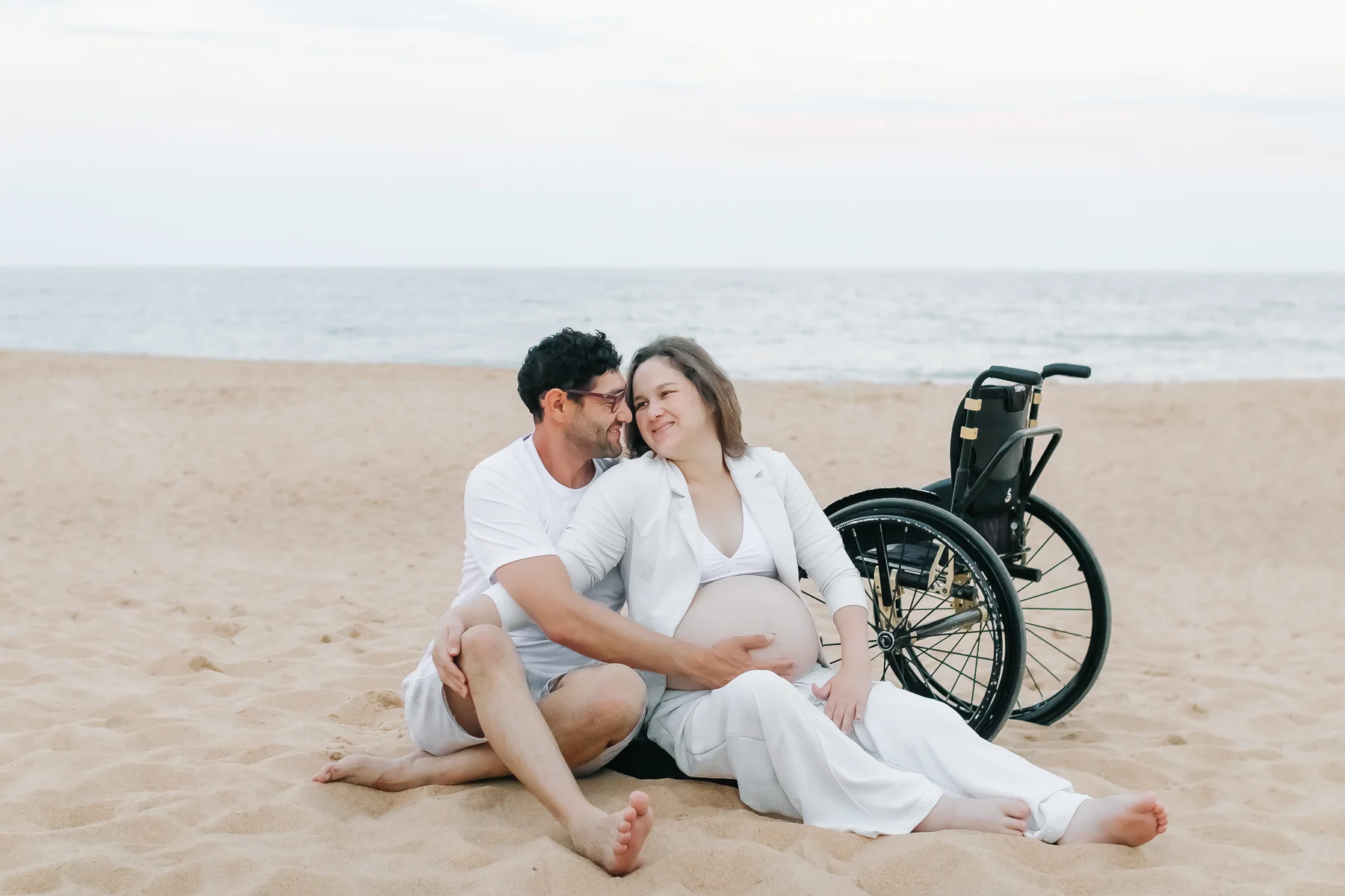 Casal gestante na praia