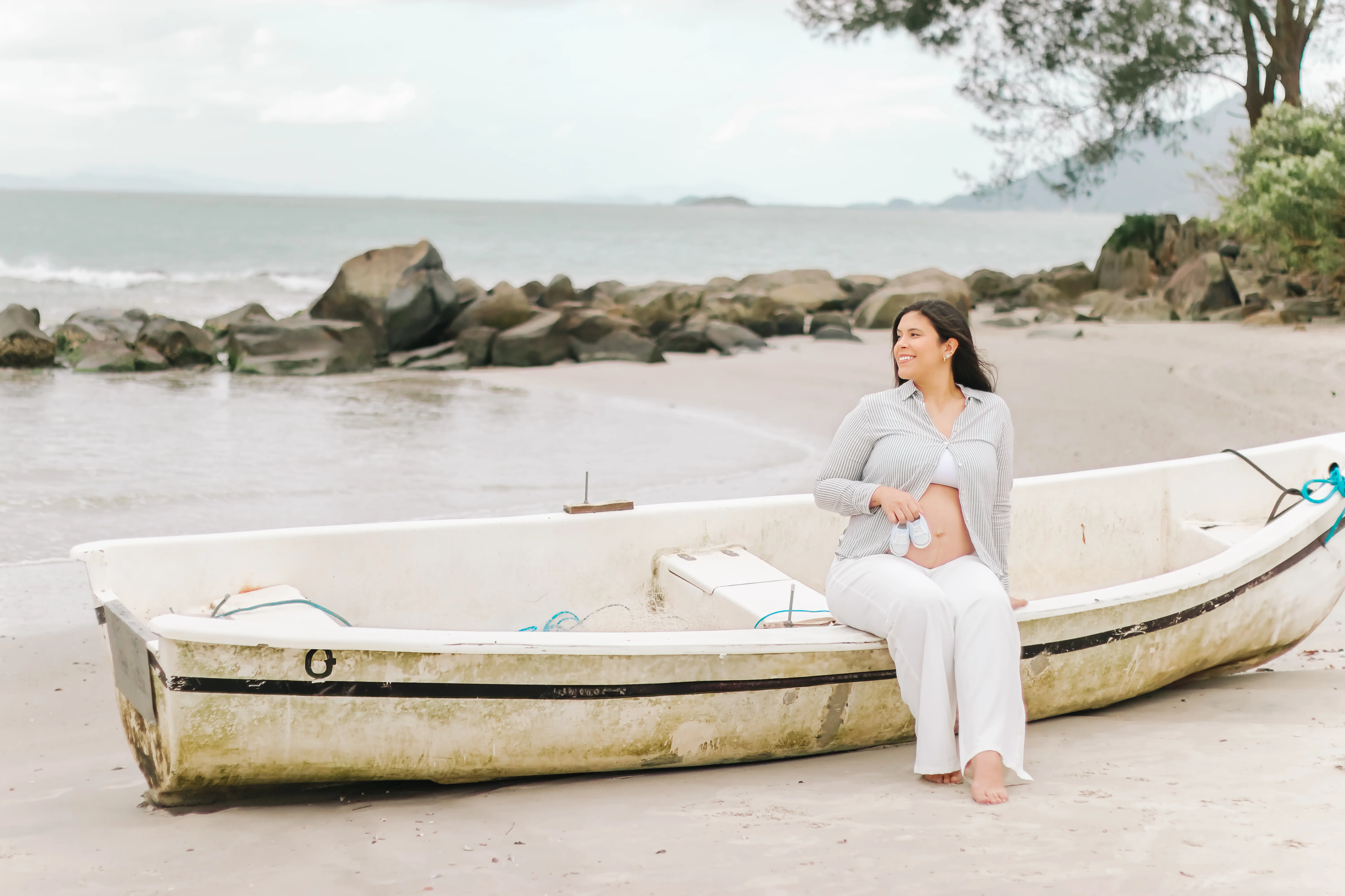 Gestante em barco na praia