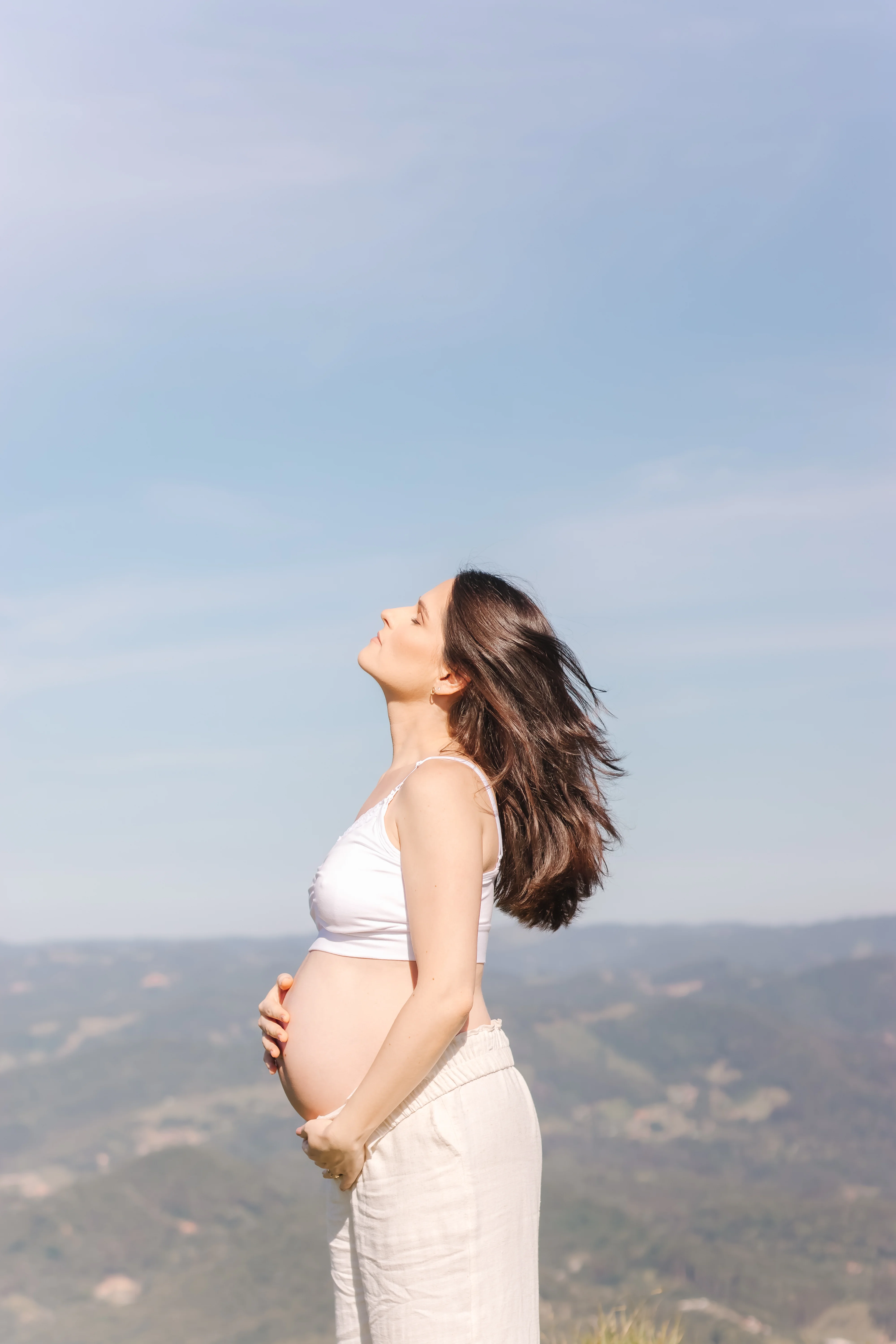 Casal gestante no campo