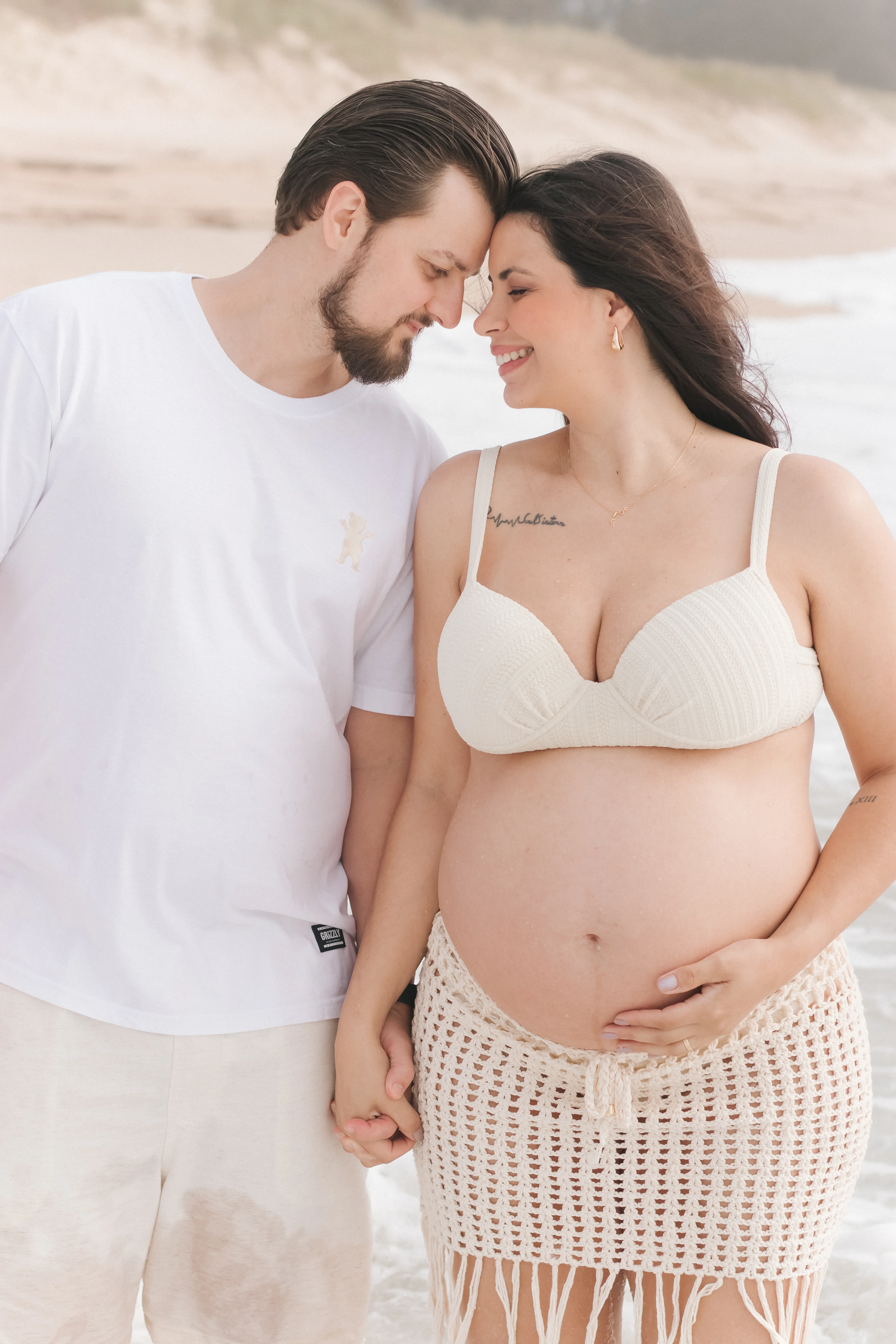 Casal gestante na praia
