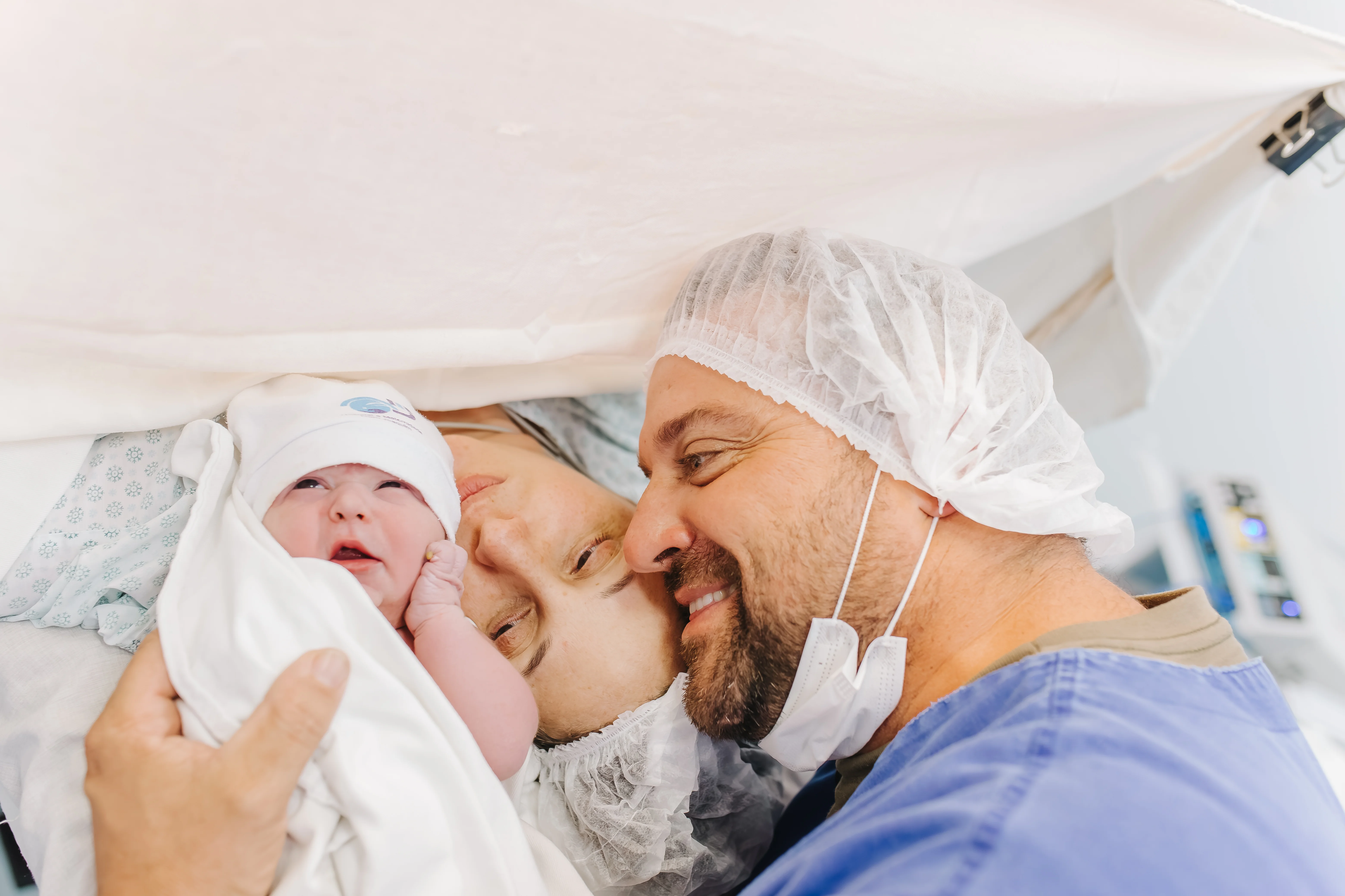Pai com o bebê recém-nascido no hospital
