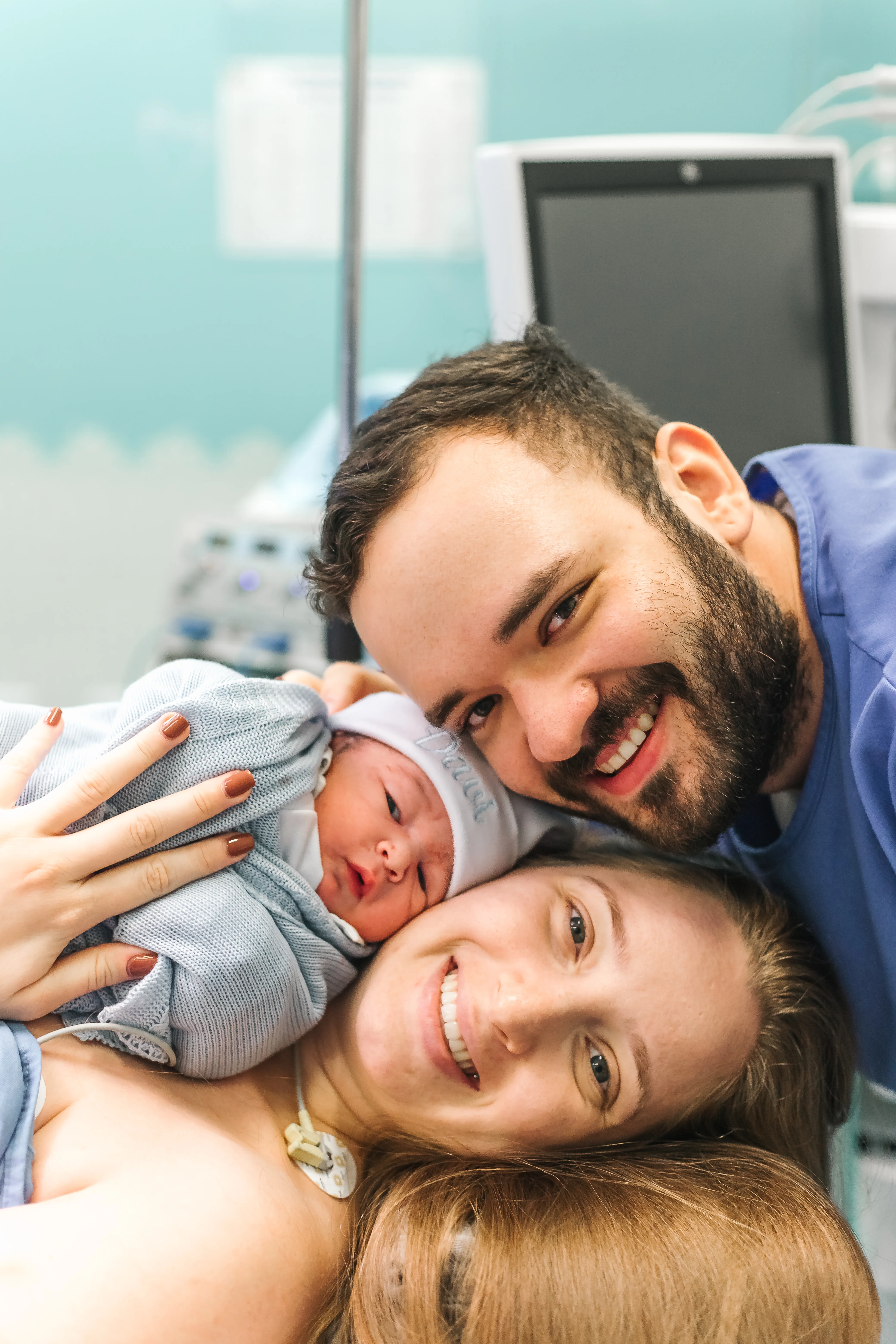 Família com o recém-nascido no hospital